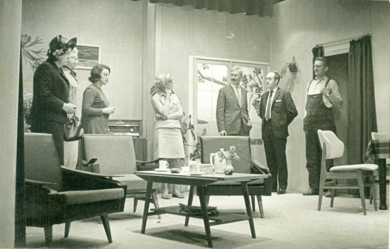 29, met v.l.n.r. Nel Hagemeyer-van t Kaar, Sien Aardenburg-Oenen, Annie Keff-May, Mart van t Veer, ---- , Jaap vd Wef